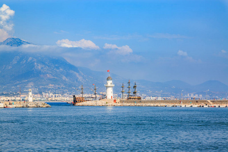 灯塔在阿拉尼亚与黑色的船在一天时间在土耳其