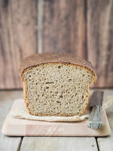 粮食混合黑麦小麦酵母面包图片