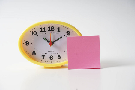 黄色表时钟与时间管理概念文本在笔记