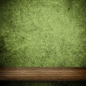 张木桌和绿色混凝土墙