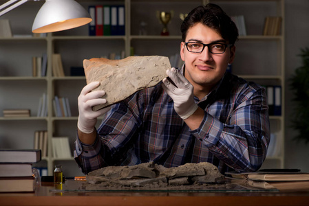 考古学家在室工作的深夜照片