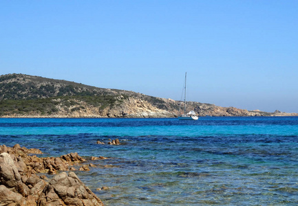 美丽的水晶般清澈海水和海滩在撒丁岛岛