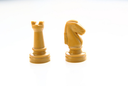 国际象棋骑士和塔上白色孤立