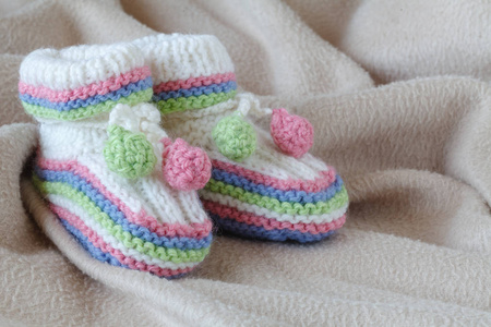 新生儿的配件，小的鞋子，在柔和的背景