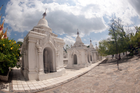 成排的白色宝塔在缅甸 Maha Lokamarazein 库塔