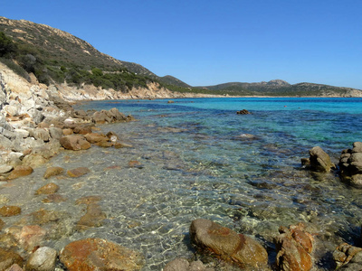 美丽的水晶般清澈海水和海滩在撒丁岛岛