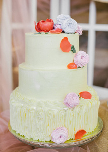 与晶体基座上的棉花糖花装饰经典分层的婚礼柠檬蛋糕