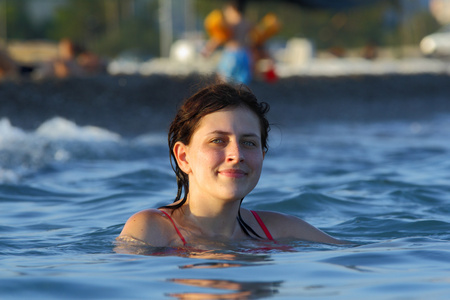 年轻的白种人少女在大海中沐浴图片
