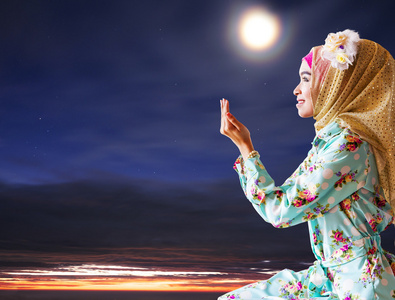 祈求安拉的年轻穆斯林妇女照片