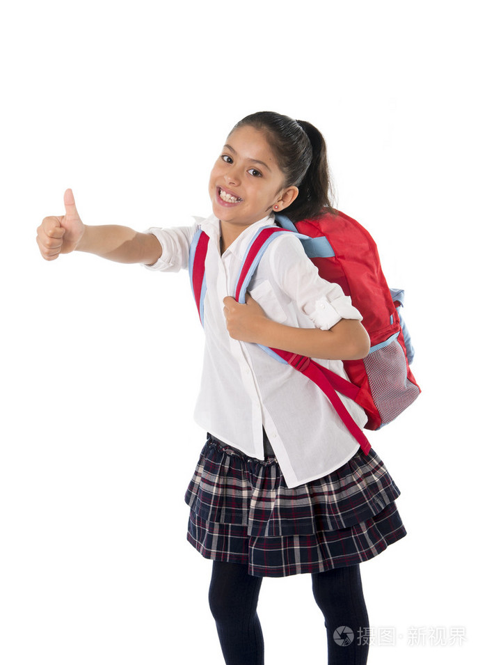 给背着书包大拇指甜美可爱的小女生