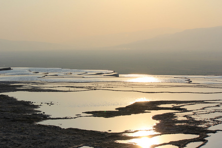 夕阳在山石灰岩。土耳其