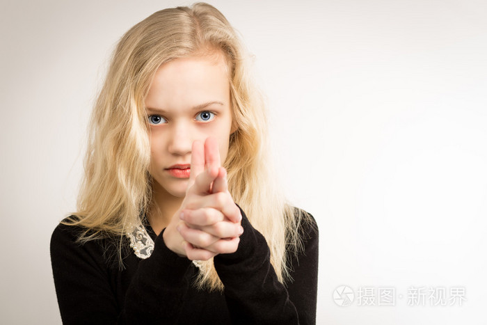 金发少女手指对准相机