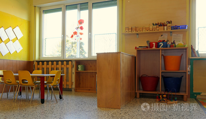 幼儿园教室椅子和桌子