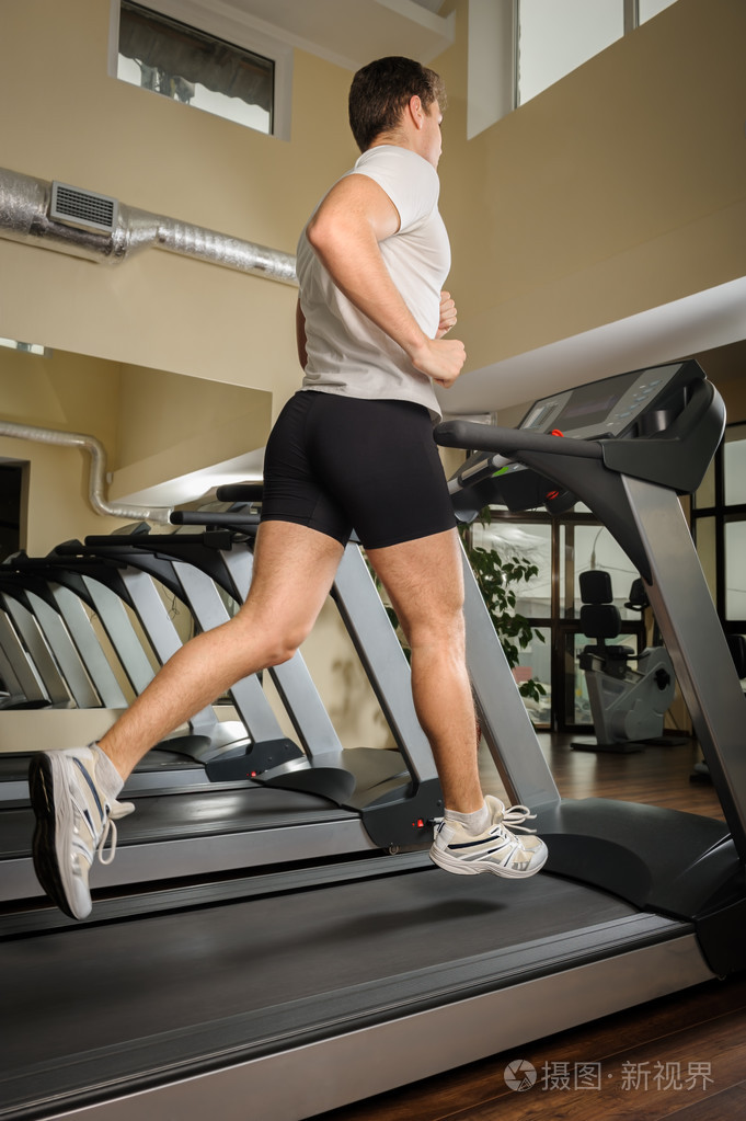男人在跑步机上运行