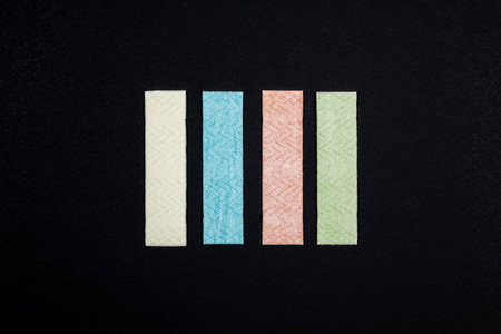 美白丸有组织的口香糖上黑色的顶视图照片