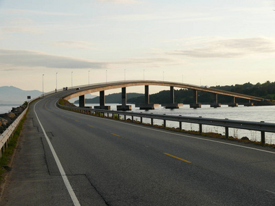 挪威，道路和桥梁在峡湾