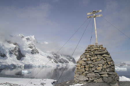 第一次南极越冬法国探险队吉恩在什么位置