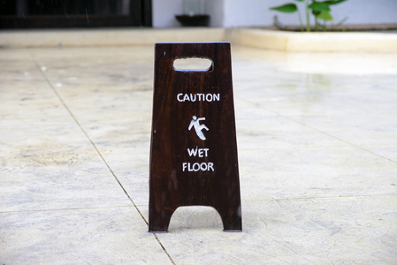 告示牌上的谨慎湿地板在地板上