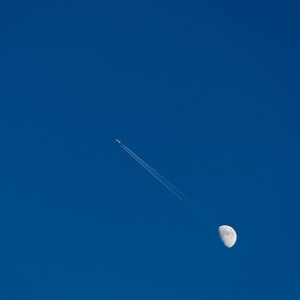 飞机和天空中的月亮