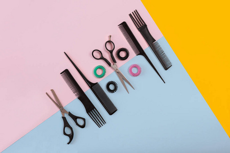 梳子和理发师工具在彩色背景上的顶视图