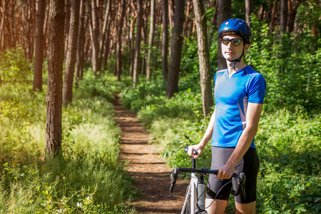 年轻骑自行车，骑在森林里