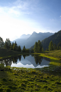 山地森林景观湖