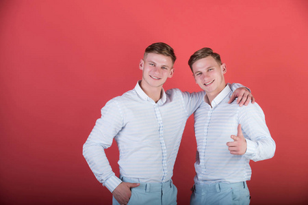 黑白相间的颜色是情侣, 朋友或兄弟栖息在一个自然野生的树卡通人物