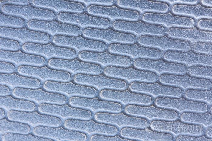 旧的纹理和脏鞋底的一只拖鞋背景