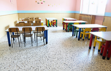 大食堂的幼儿园用的小桌子和椅子