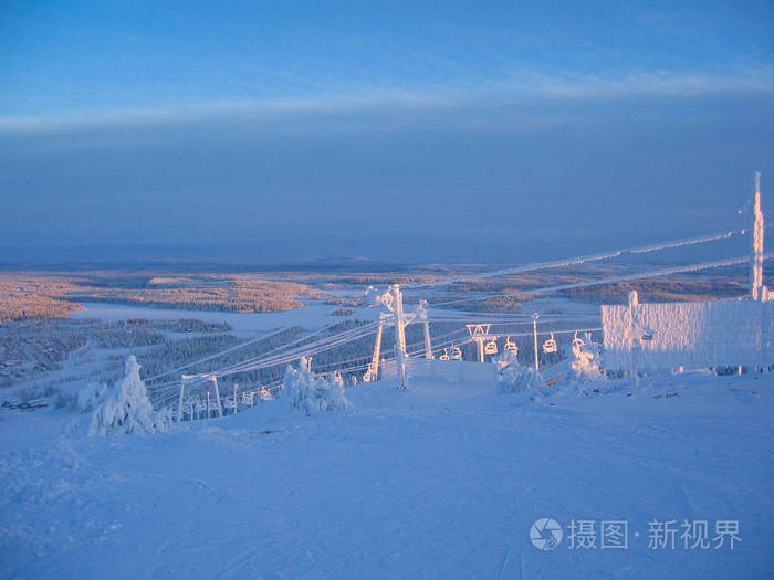 冰冷的滑雪缆车