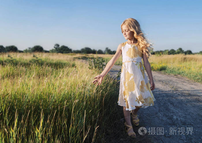 小女孩在球场上行走