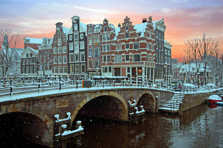 雪荷兰阿姆斯特丹的冬季日落