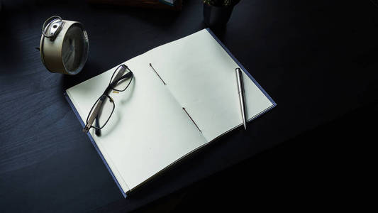 笔记本在桌上，为输入 tex 笔记本上的空白空间