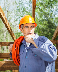 周到的建筑工人用手托住下巴