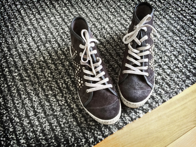 这些时髦的鞋灰色条纹地毯上图片