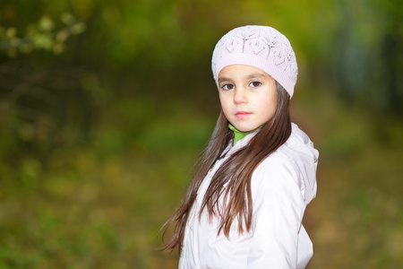 可爱的小女孩在森林里的贝雷帽
