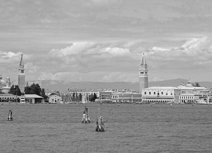 威尼斯与圣马克钟楼和海