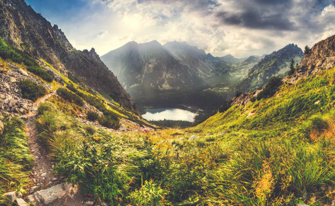 山与山湖和山小屋风景