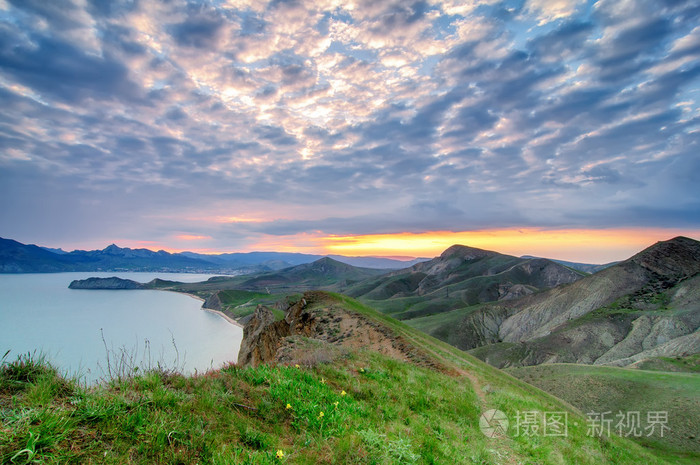 日落时分克里米亚山上自然夏天背景
