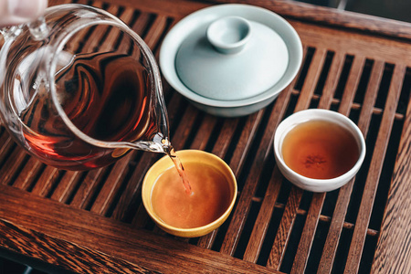 中国的茶道 茶碗装满茶