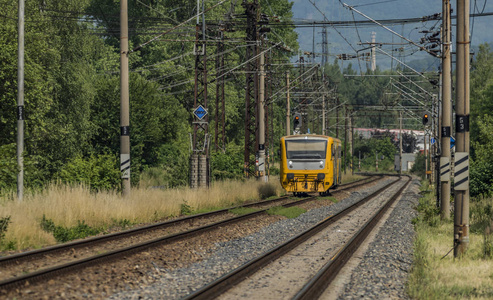 科斯托夫站附近的黄色和橙色的火车