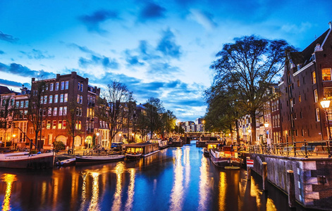 最著名的运河和堤防阿姆斯特丹城市的夜晚。传统的荷兰建筑与城市景观的一般视图