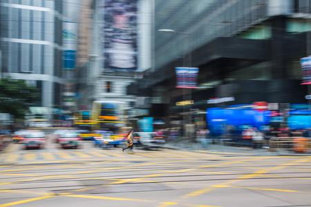 运动模糊背景拥挤的人住在城市