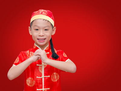 年轻的亚洲男孩，用手势表示祝贺