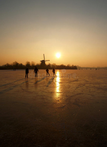 荷兰鹿特丹结冰湖面上的滑冰者图片