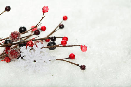 圣诞背景与雪花和红色冬青浆果白色