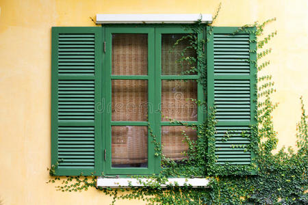 绿色木窗