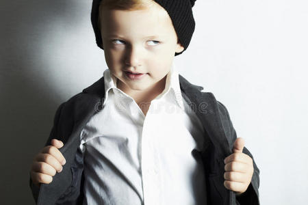 时尚小男孩时髦的帽子孩子。时尚儿童。