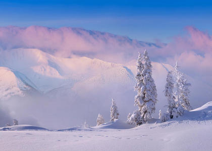 在山间的暴风雪中点燃太阳照片