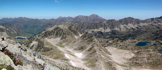 比利牛斯山脉全景。